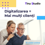 Doi antreprenori zâmbitori folosesc un laptop pentru a-și dezvolta afacerea prin digitalizare și marketing online cu ajutorul Tiny Studio.